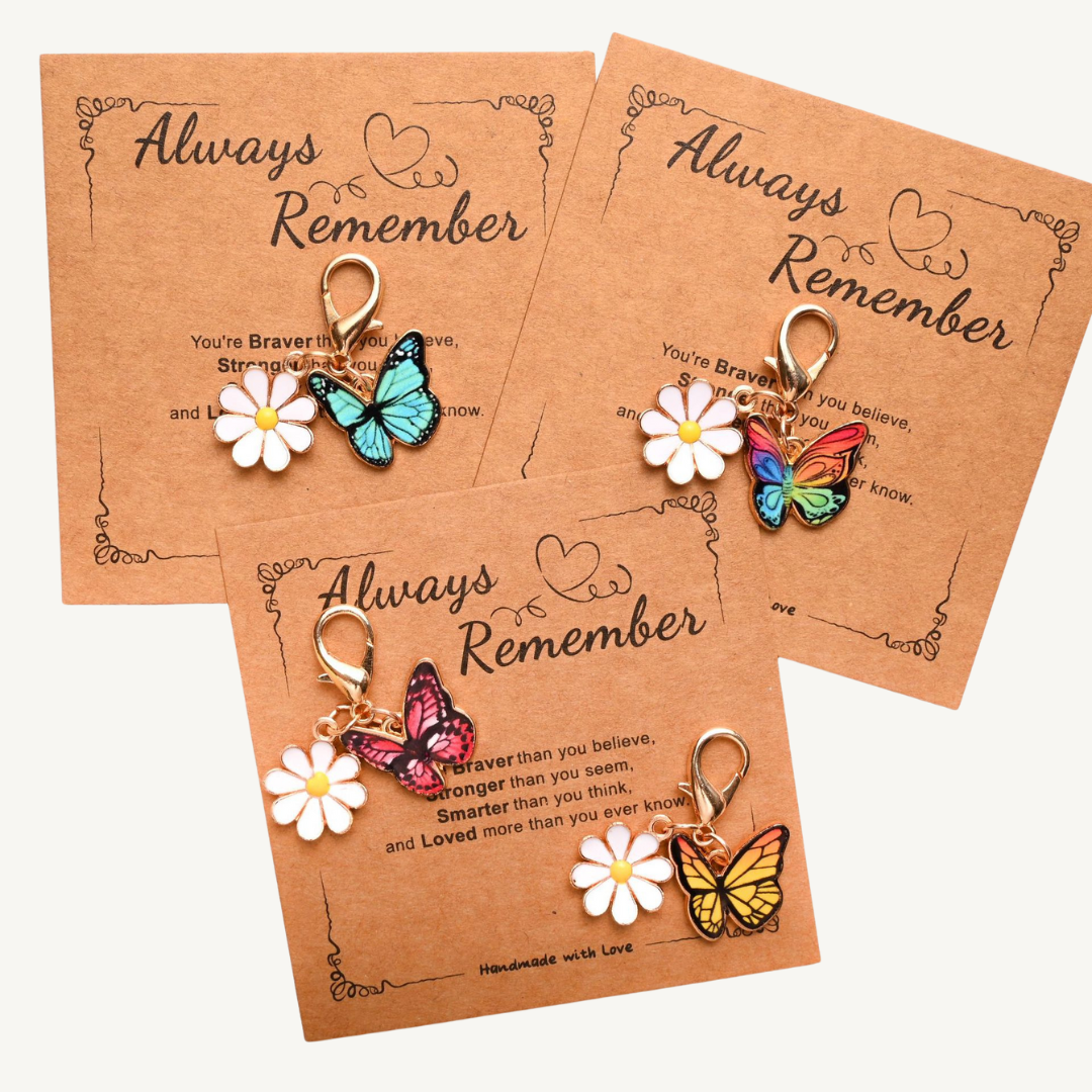 Always Remember – Schlüsselanhänger mit Schmetterling & Gänseblume
