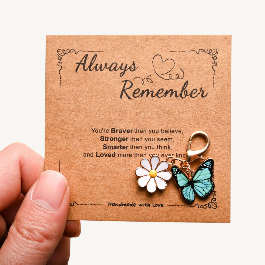 Always Remember – Schlüsselanhänger mit Schmetterling & Gänseblume