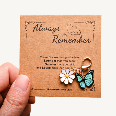 Always Remember – Schlüsselanhänger mit Schmetterling & Gänseblume