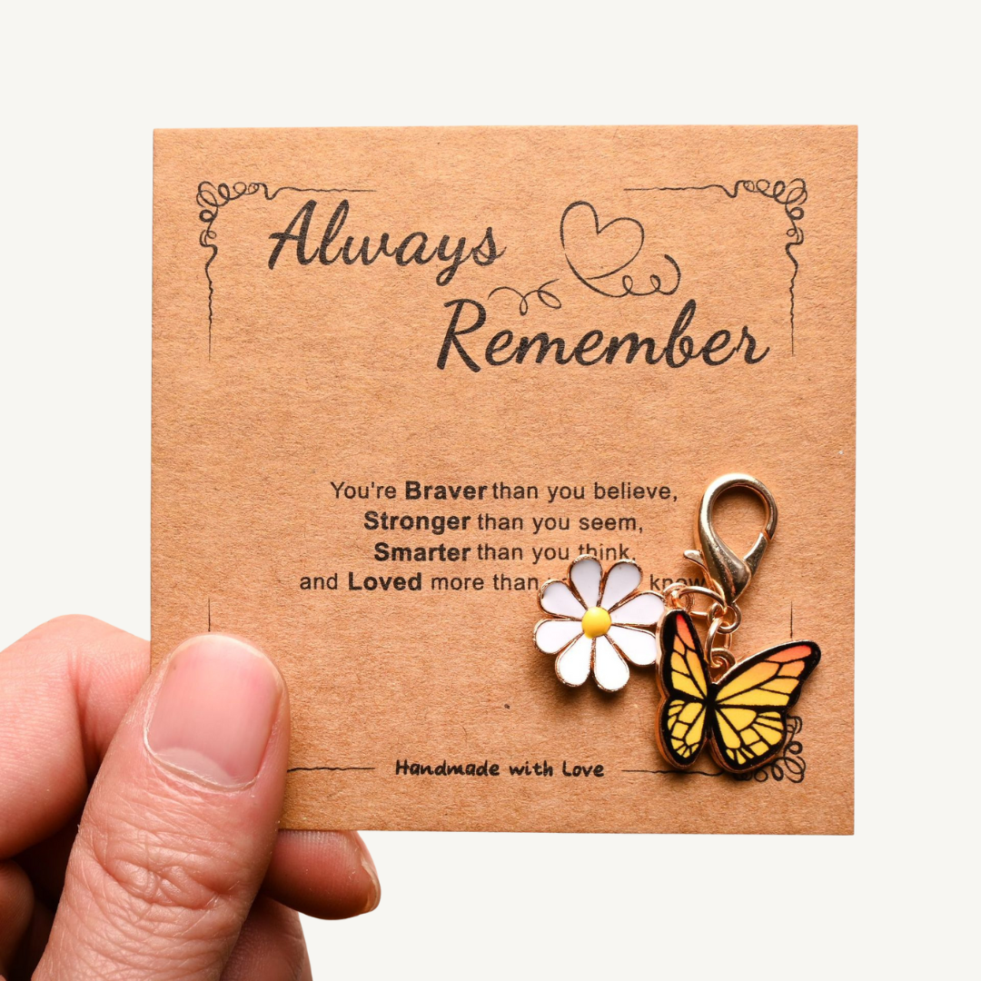 Always Remember – Schlüsselanhänger mit Schmetterling & Gänseblume
