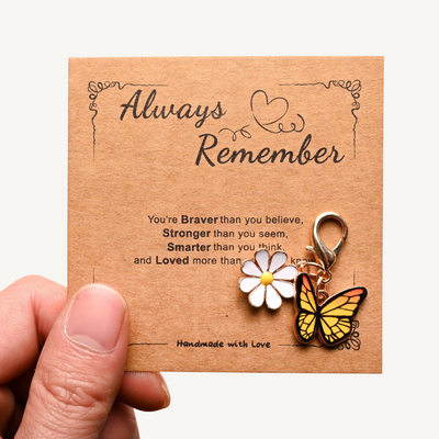 Always Remember – Schlüsselanhänger mit Schmetterling & Gänseblume