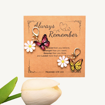 Always Remember – Schlüsselanhänger mit Schmetterling & Gänseblume