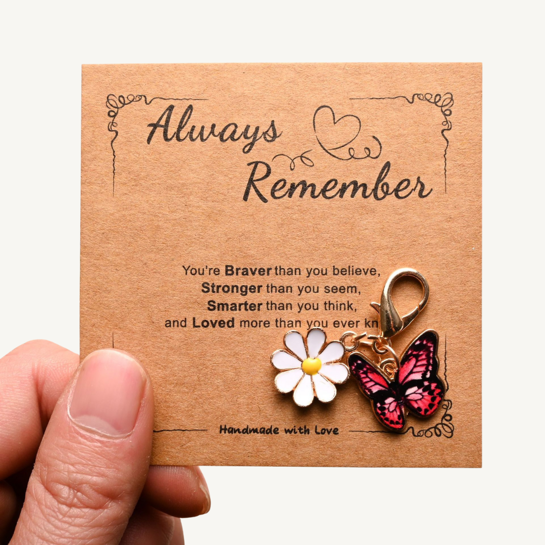 Always Remember – Schlüsselanhänger mit Schmetterling & Gänseblume