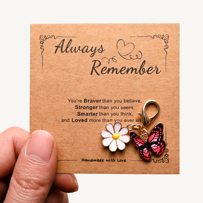 Always Remember – Schlüsselanhänger mit Schmetterling & Gänseblume