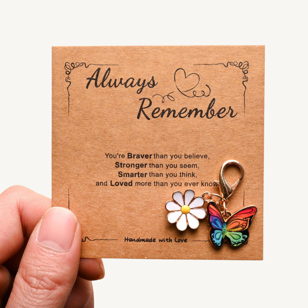 Always Remember – Schlüsselanhänger mit Schmetterling & Gänseblume